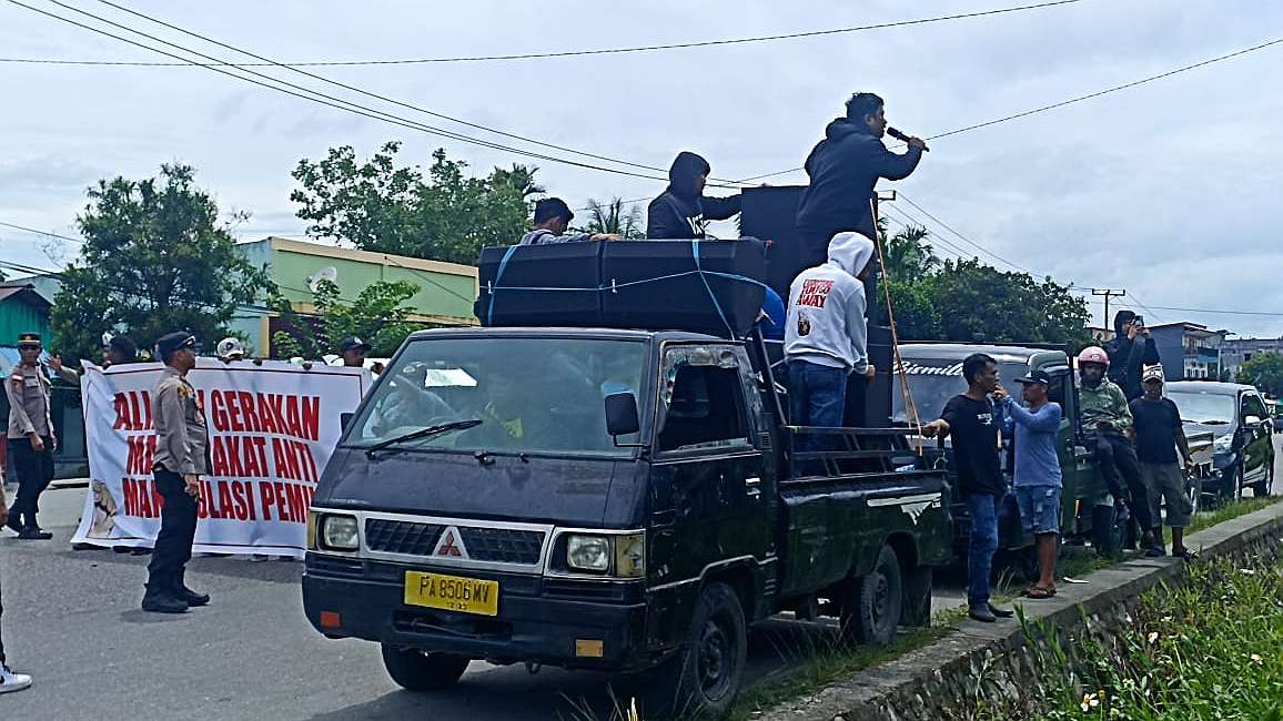 puluhan-massa-pendukung-yan-sampe-demonstrasi-di-kantor-bawaslu