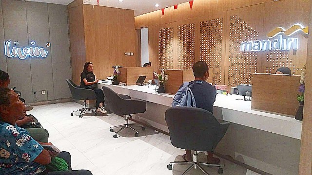 penukaran-uang-di-bank-mandiri-mimika-capai-rp100-juta-sehari