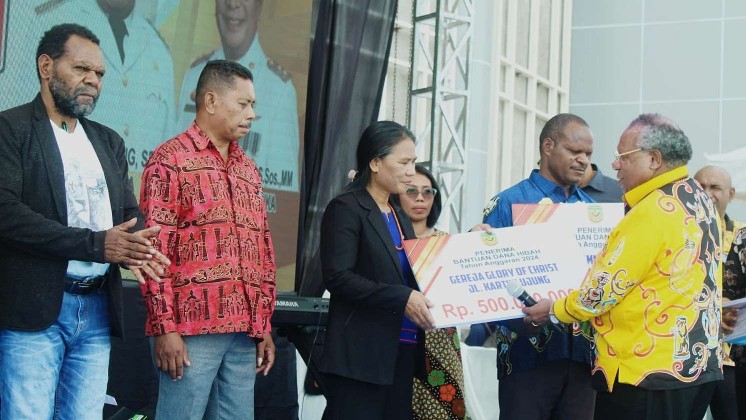 pemkab-mimika-bagikan-dana-hibah-untuk-10-gereja