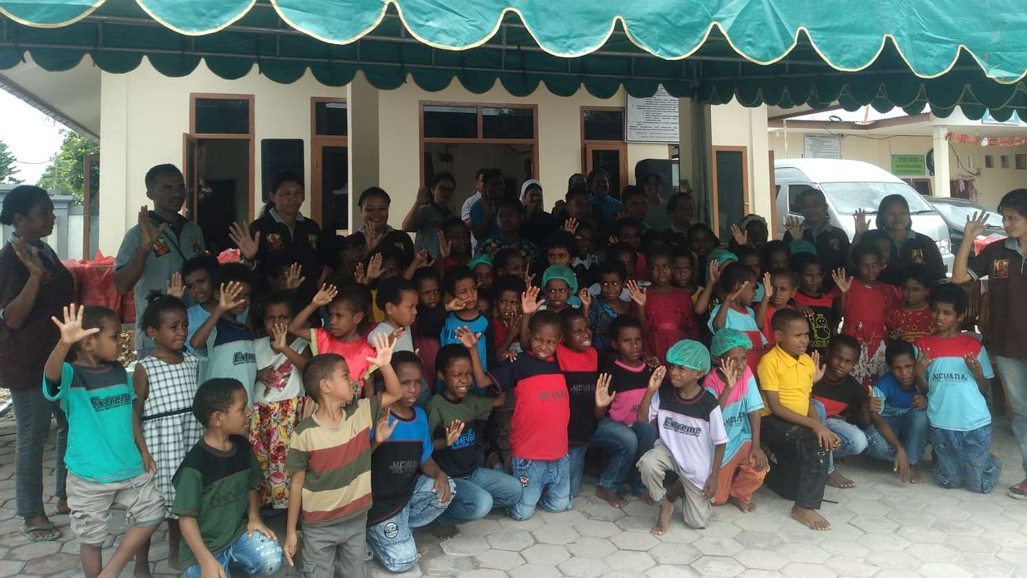 Bagian Humas dan Protokol Setda Mimika bersama anak-anak Panti Asuhan Santa Susana. Foto: Martha/ Papua60detik