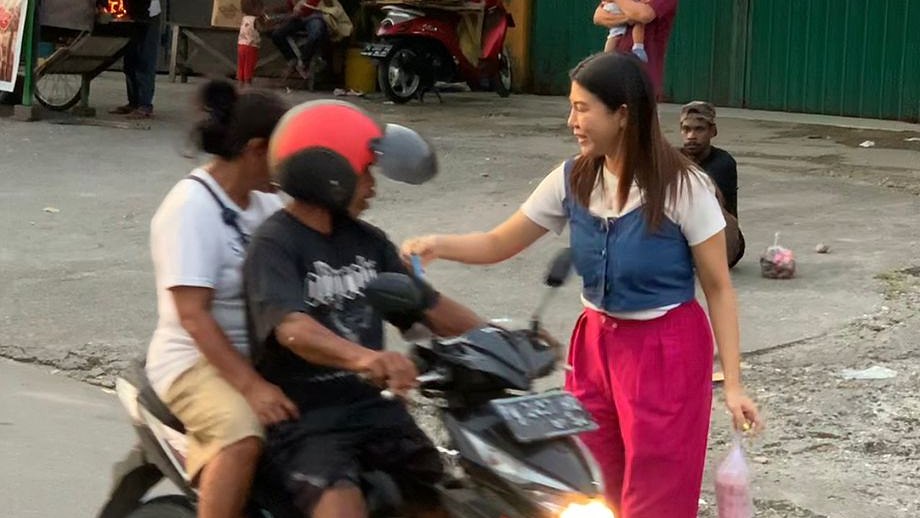 berkah-ramadan-takjil-aksi-inspiratif-wendah-suryani-di-timika