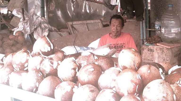 Lapak kelapa parut Faisal di Pasar Sentral. Foto: Martha/ Papua60detik