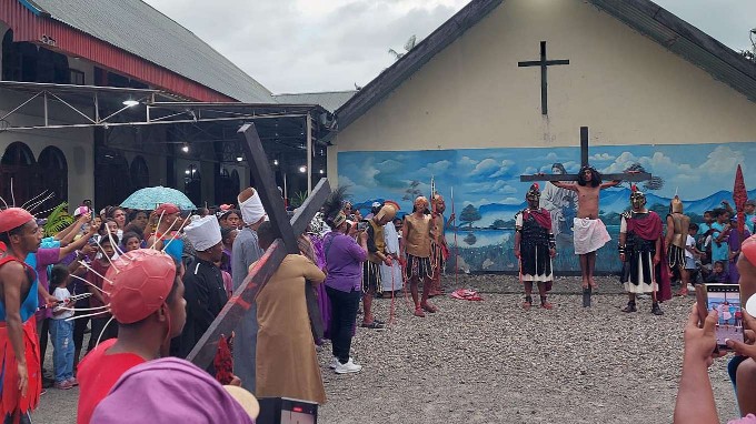 jemaat-gereja-gki-ebenhaezer-timika-jalan-salib-songsong-paskah