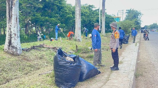 pemprov-papua-selatan-gandeng-brimob-merauke-bersihkan-taman-kota-merauke