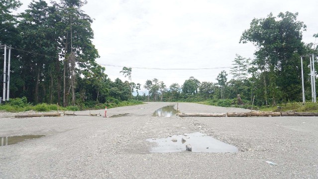 Jalan Petrosea menuju Bandara Mozes Kilangin. Foto: Fari/Papua60detik