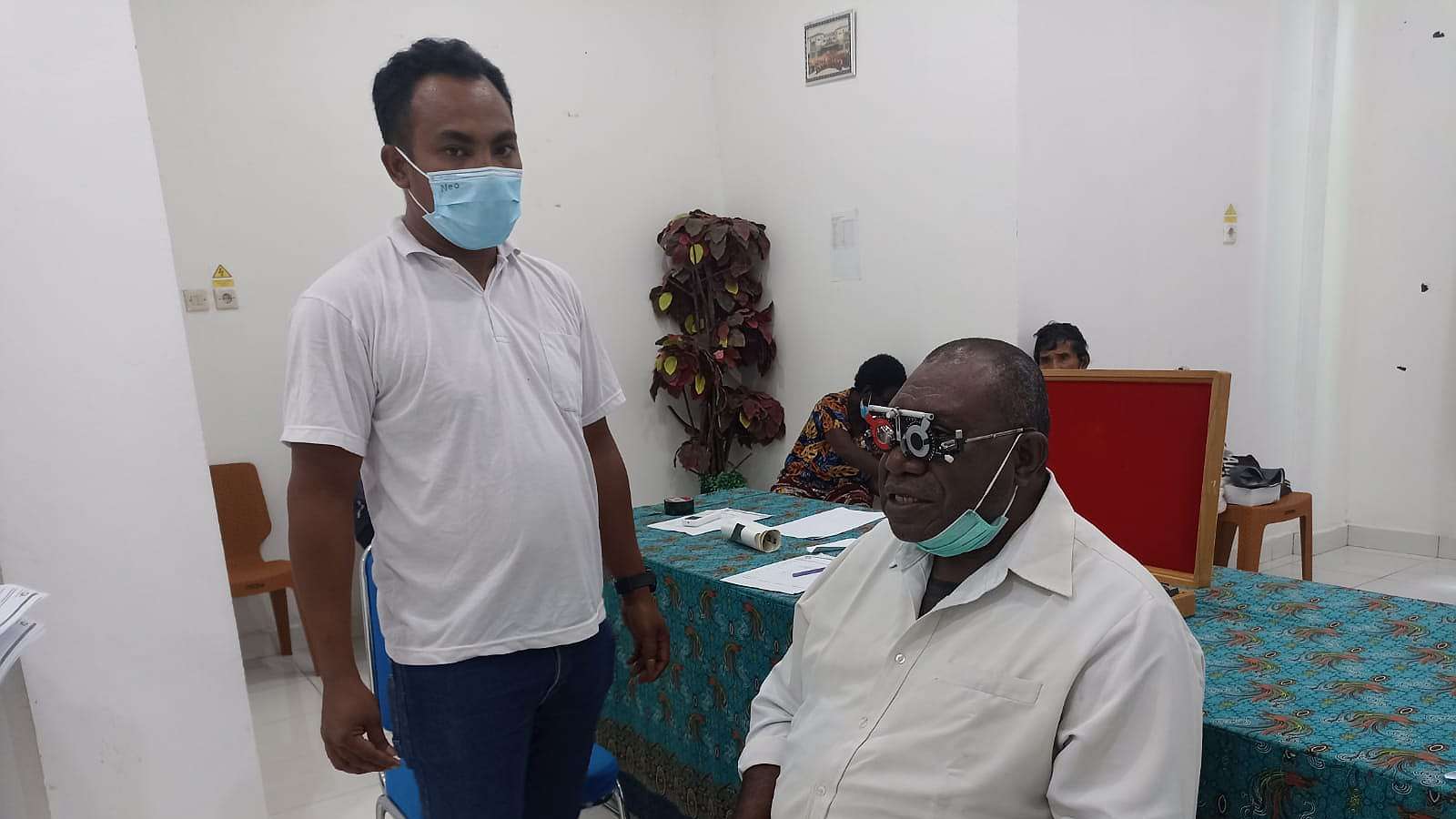 hut-ke-57-ptfi-ratusan-warga-periksa-kesehatan-mata-gratis-di-puskesmas-mapurujaya