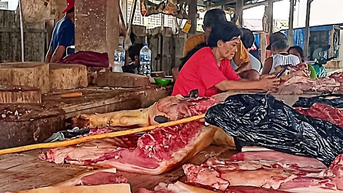 harga-merosot-tajam-lapak-penjual-daging-babi-masih-saja-sepi