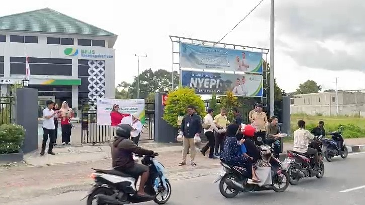 bpjs-ketenagakerjaan-mimika-bagikan-takjil-buka-puasa