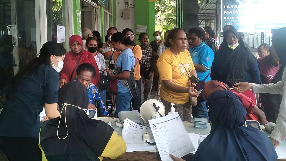 Warga mengantri untuk mendaftar pada pemeriksaan kesehatan mata gratis di Puskesmas Timika, Senin (01/03/2024). Foto: Martha/Papua60detik