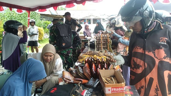 Suasana bazar murah di pelataran Koramil 1710-02/Timika, Jalan Yos Sudarso, Kabupaten Mimika, Selasa (02/04/2024). Foto: Martha/Papua60detik