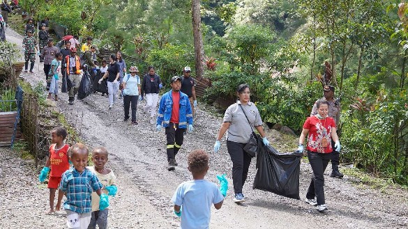 Komunitas karyawan bersama warga bersih lingkungan di Kampung Waa Banti dalam momentum HUT ke-57 PTFI, Kamis (28/3/2024). Foto: Corcom PTFI