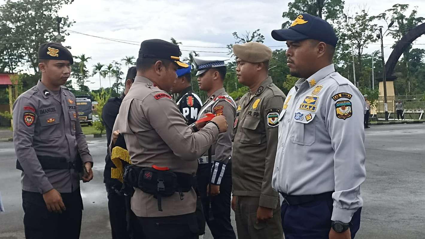 Penyematan pita operasi Ketupat dalam rangka pengamanan Idul Fitri 1445 H/2024, Rabu (3/4/2024). Foto: Eka/ Papua60detik