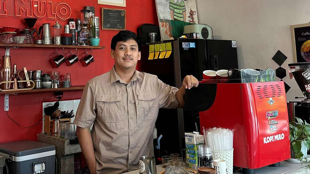 Renzo Kalvien Palino Ada’, pemilik Kopi Mulo di Timika. Foto: Faris/ Papua60detik