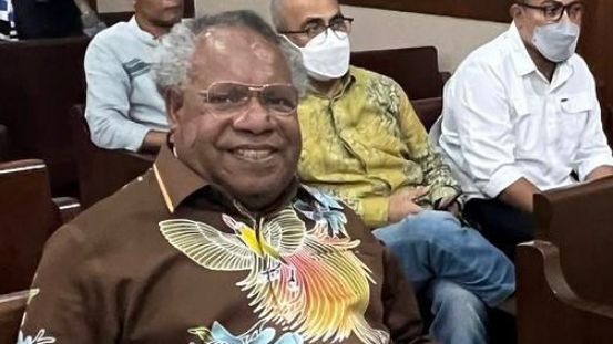 bupati-omaleng-hadir-sebagai-saksi-di-sidang-korupsi-pembangunan-gereja-kingmi