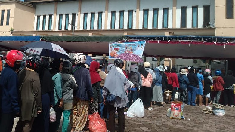 warga-serbu-pasar-murah-jelang-lebaran