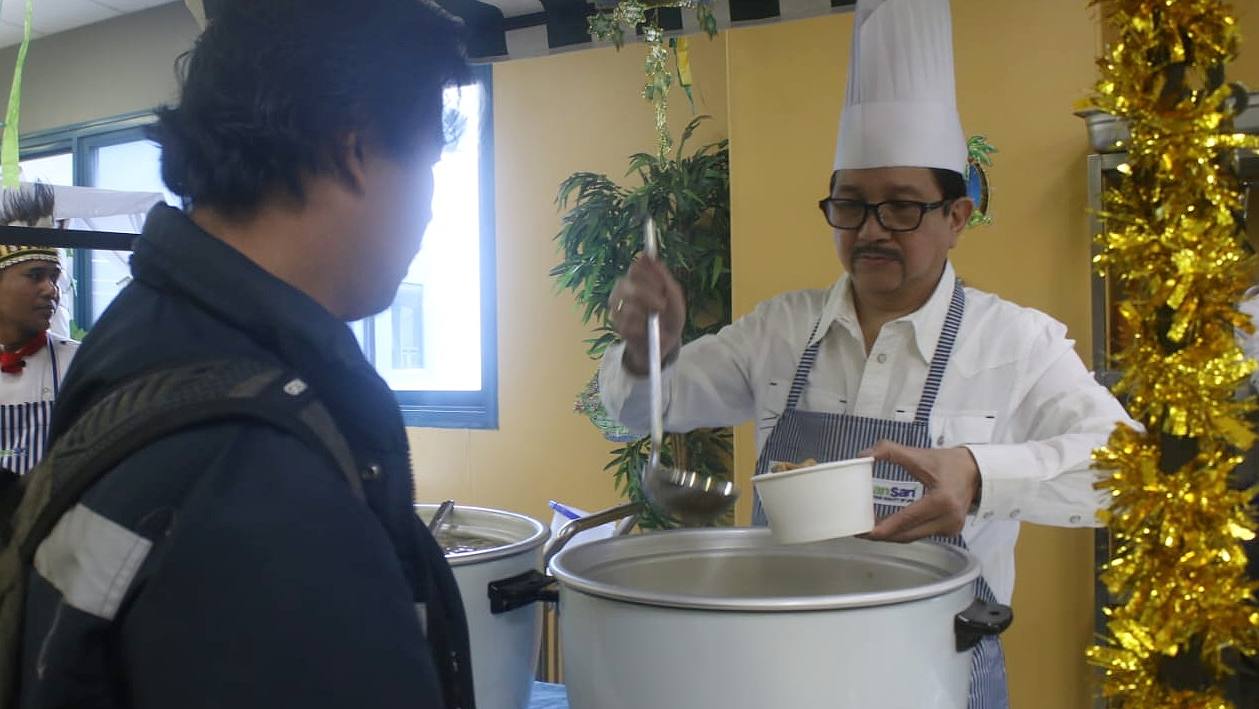 Tony Wenas sedang melayani makan siang karyawan di Tembagapura. Foto: Martha/ Papua60detik