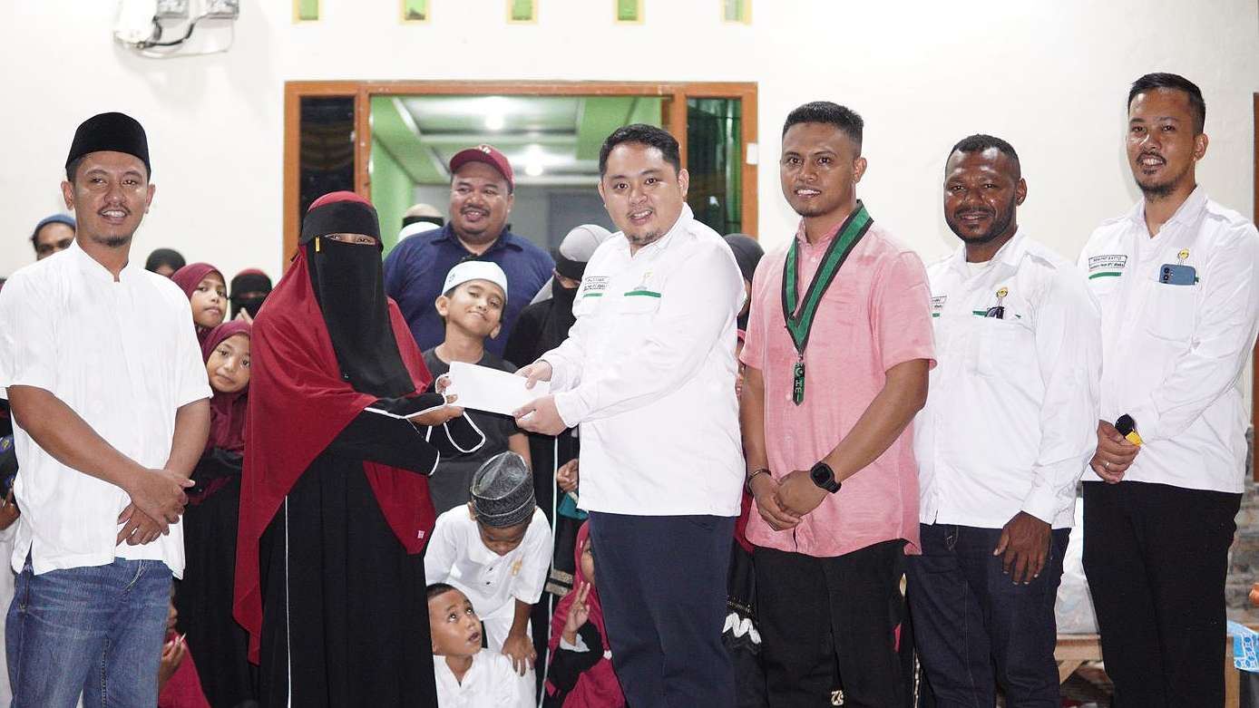 Ketua HIPMI Mimika, Junaldi Samuel saat memberikan santunan ke anak Yatim. Foto: Hipmi Mimika.