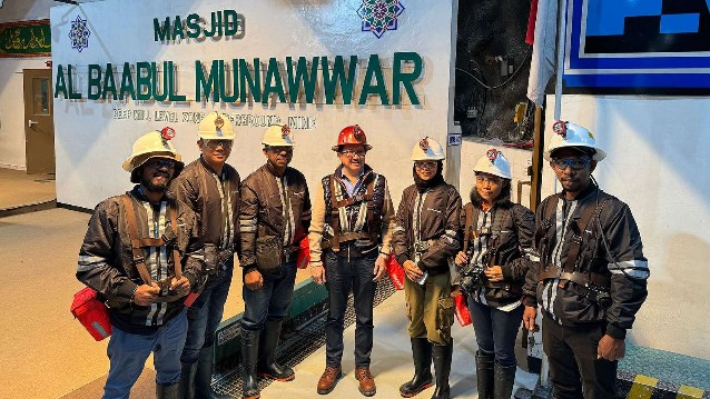 Presdir PT Freeport Indonesia Tony Wenas bersama para wartawan di depan Masjid Baabul Munawwar di underground Tembagapura. Foto: Istimewa