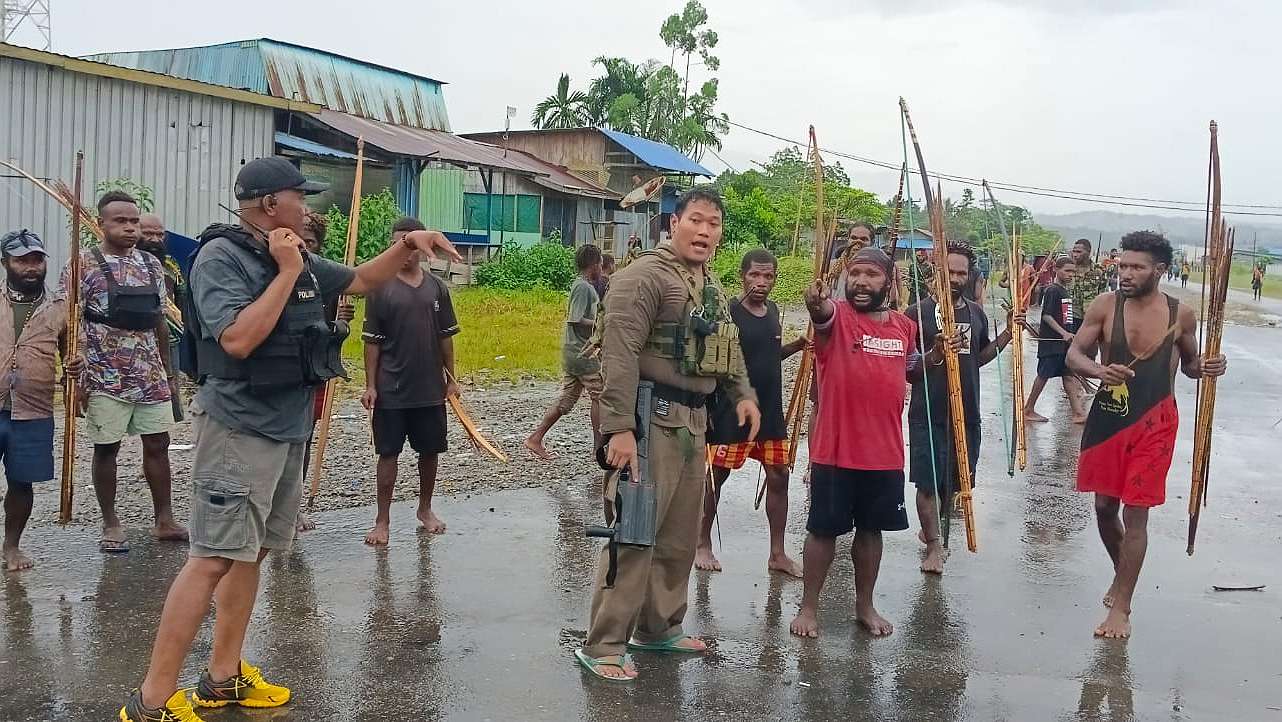 dua-kelompok-warga-di-nduga-bertikai-lagi-polisi-tembakkan-gas-air-mata