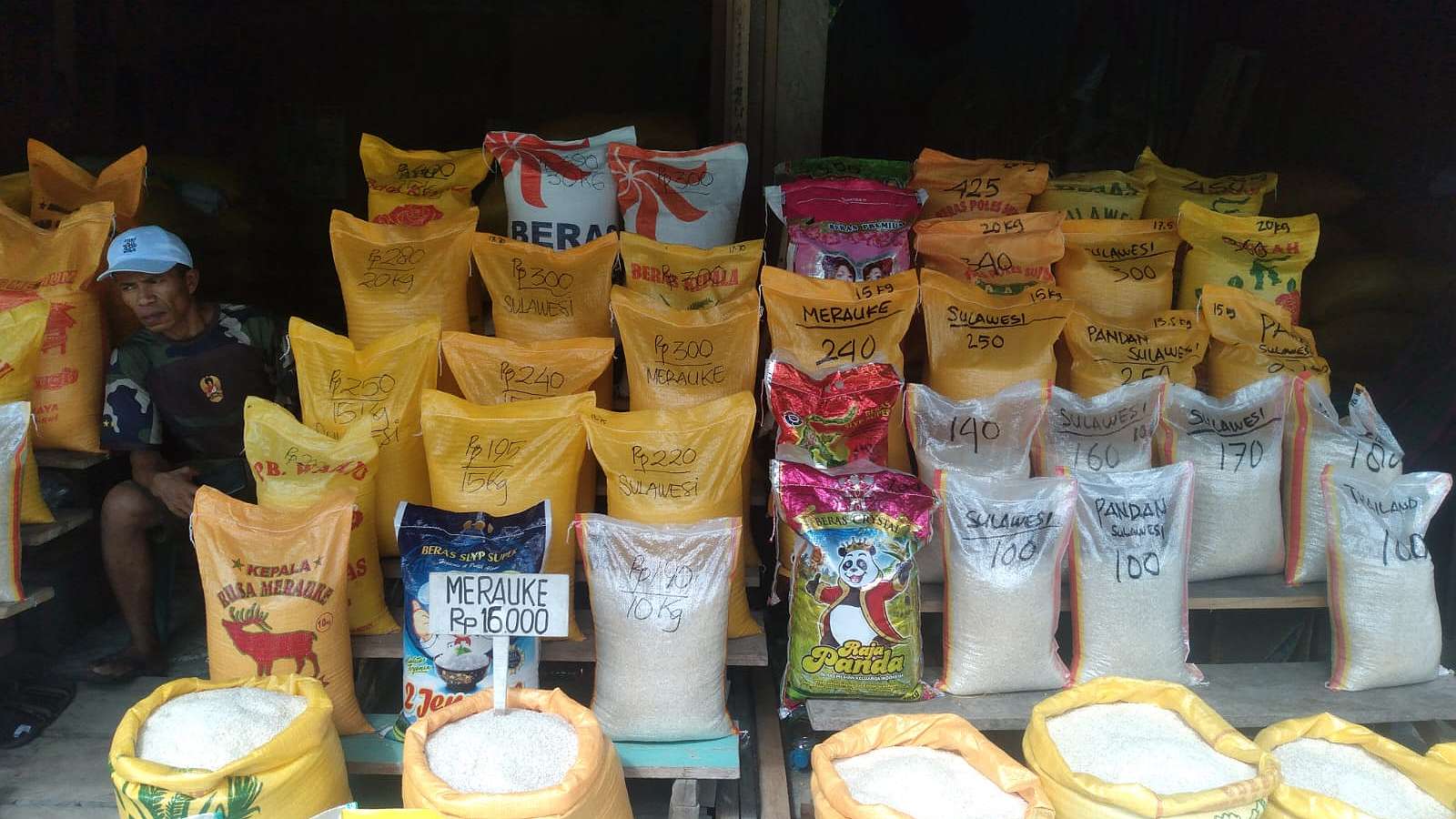 Lapak pedagang beras di Pasar Sentral, foto: Martha/Papua60detik