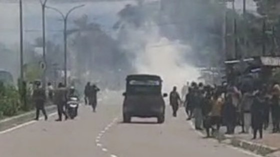 Screenshot video aksi saling lempar di depan Perumahan Pemda SP2 Jalan Cenderawasih Timika, Selasa (23/4/2024).