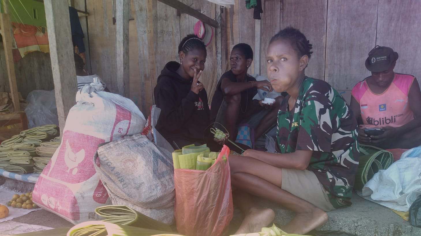 Theresia sedang berjualan daun pisang. Foto: Martha/Papua60detik