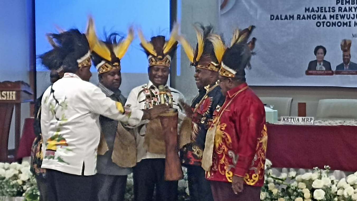 Tabuh tifa, tanda telah resminya dibentuk Asosiasi MRP se-Tanah Papua di Timika, Rabu (24/4/2024). Foto: Eka/Papua60detik