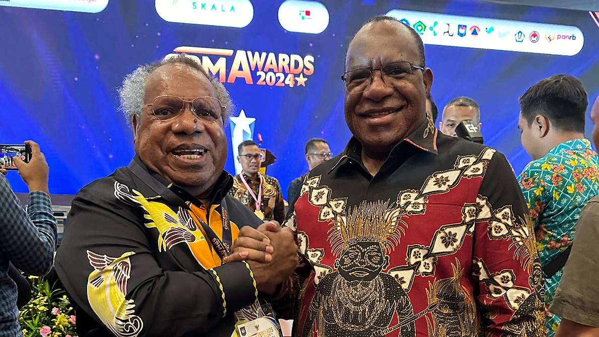 Wakil Menteri Dalam Negeri, John Wempi Wetipo bersama Bupati Mimika, Eltinus Omaleng pada acara SPM Award 2024. Foto: Istimewa