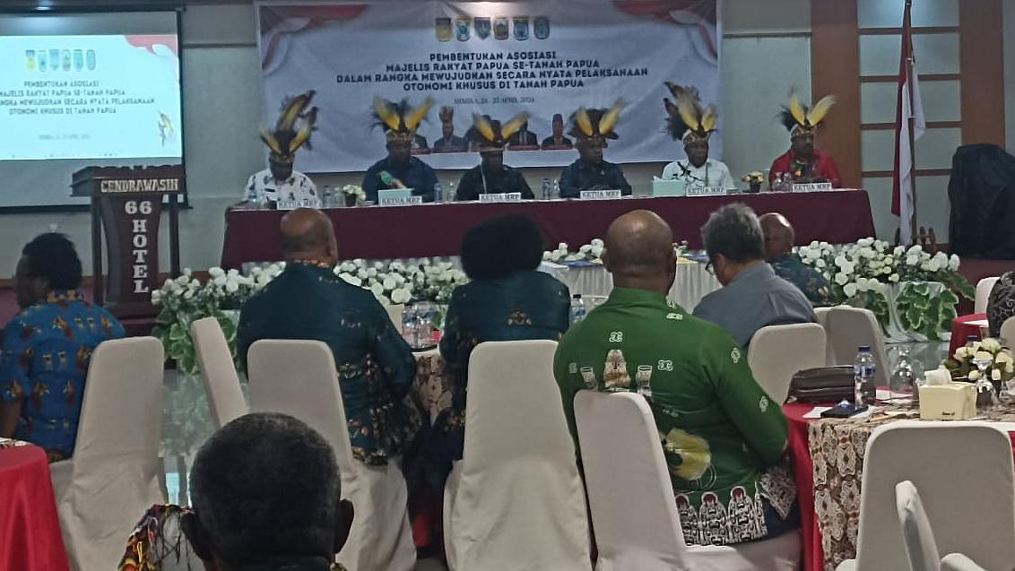 Pembahasan pernyataan dalam pertemuan Asosiasi MRP se Tanah Papua di Hotel Cenderawasih Timika, Kamis (25/4/2024). Foto: Eka/Papua60detik