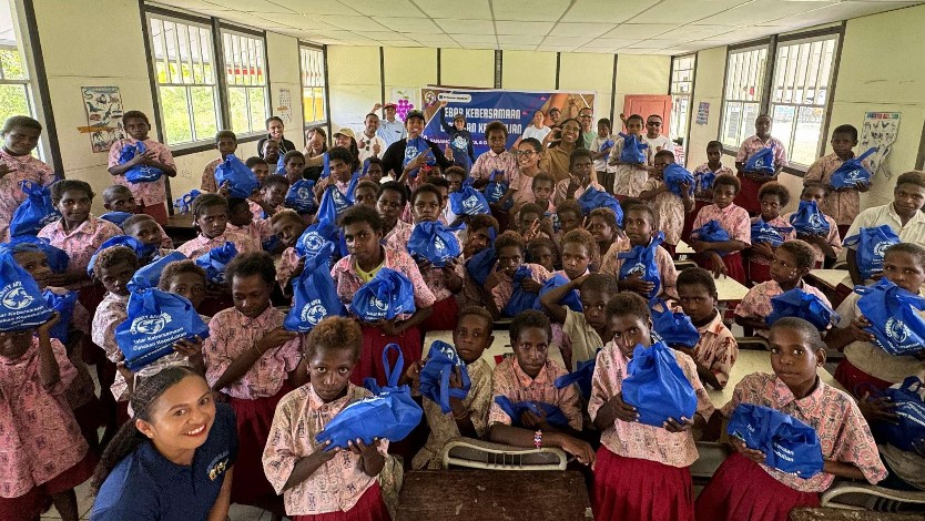 karyawan-muda-pt-freeport-edukasi-siswa-di-kampung-pesisir-mimika-timur-jauh