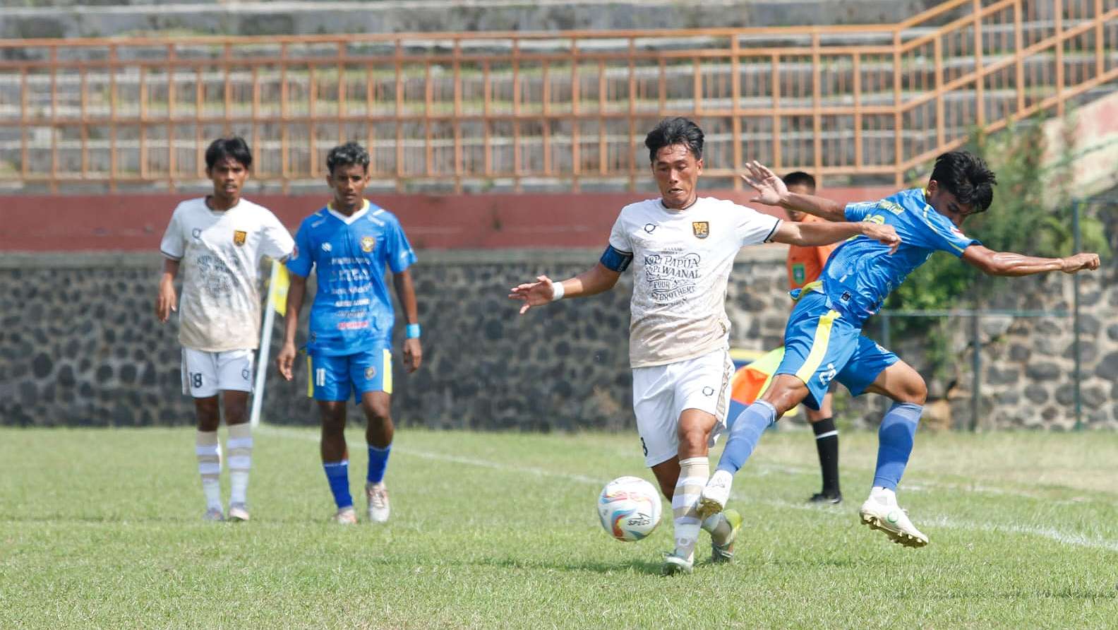 Pertandingan Waanal Brothers FC (WBFC) Mimika melawan PSBL Langsa. Foto: Istimewa