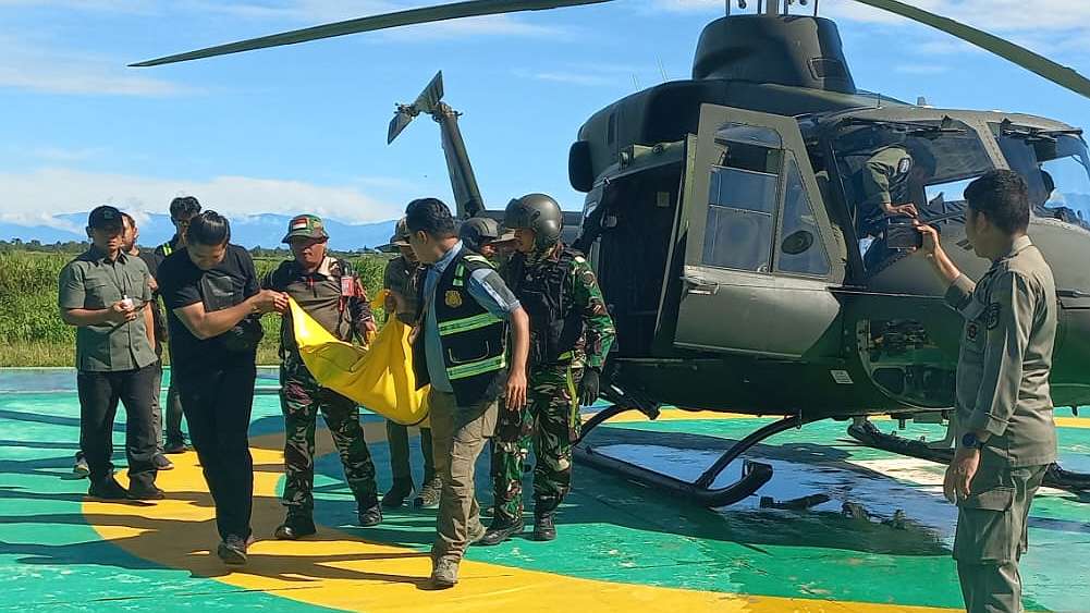 jenazah-alexander-parapak-korban-penembakan-opm-dievakuasi-ke-timika