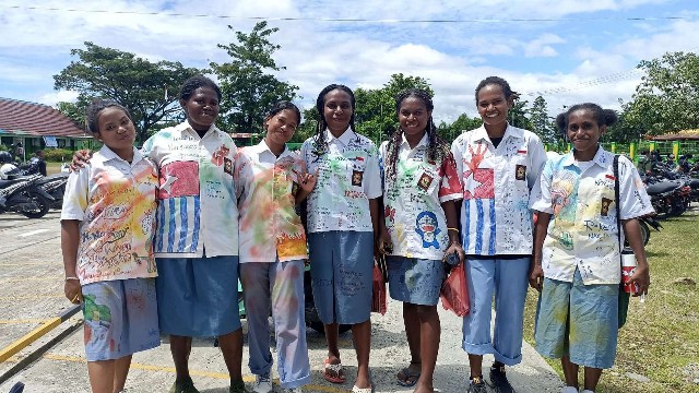 lulus-100-persen-siswa-smkn-3-mimika-rayakan-dengan-coret-seragam