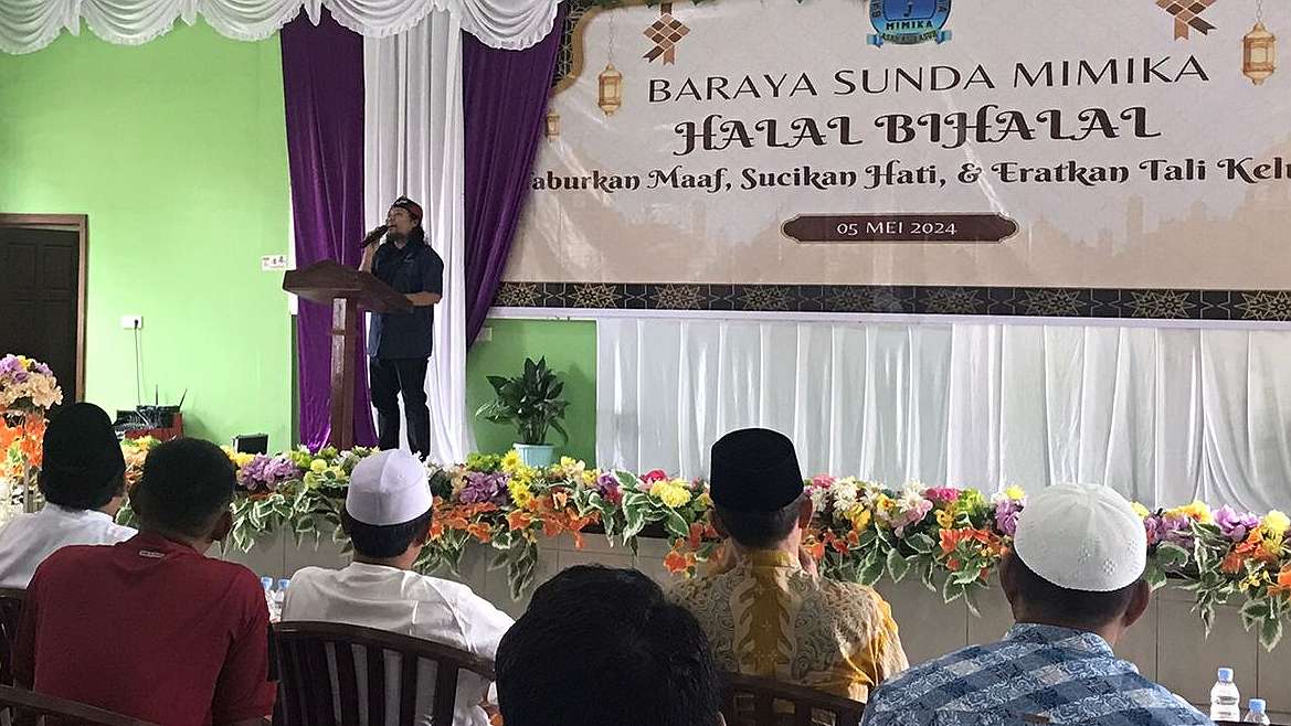 Plt Ketua Baraya Sunda Mimika, Ouceu Satyadipura saat memberikan sambutan pada acara Halal Bi Halal Baraya Sunda Mimika di Aula Fii Dzalika, Minggu (5/5/2024) . Foto: Faris/Papua60detik