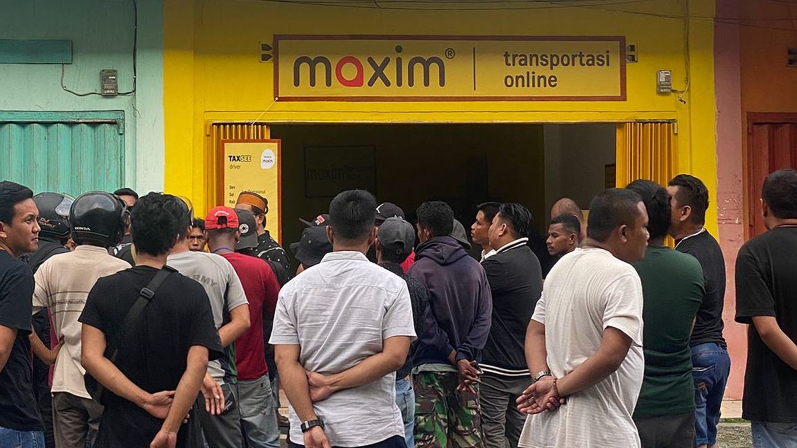 Warga yang tergabung dalam Solidaritas Jasa Rental Mobil dan Ojek Timika mendatangi Kantor Transportasi Online Maxim di Jalan Hasanuddin Timika, Senin (6/5/2024) petang. Foto: Eka/ Papua60detik
