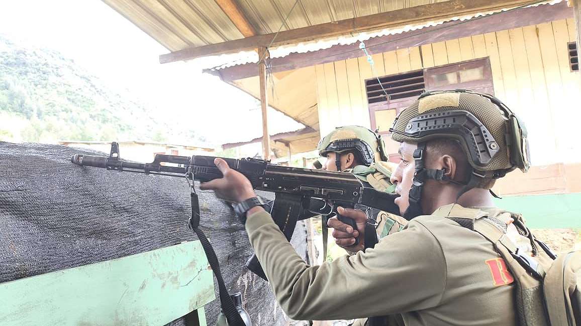 tni-polri-baku-tembak-dengan-kkb-di-intan-jaya
