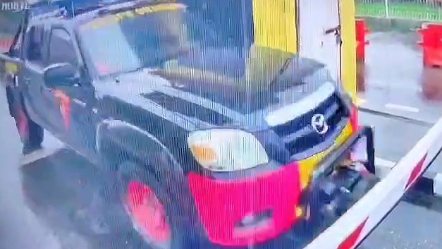 pria-ini-nekat-curi-mobil-dinas-brimob-polda-papua