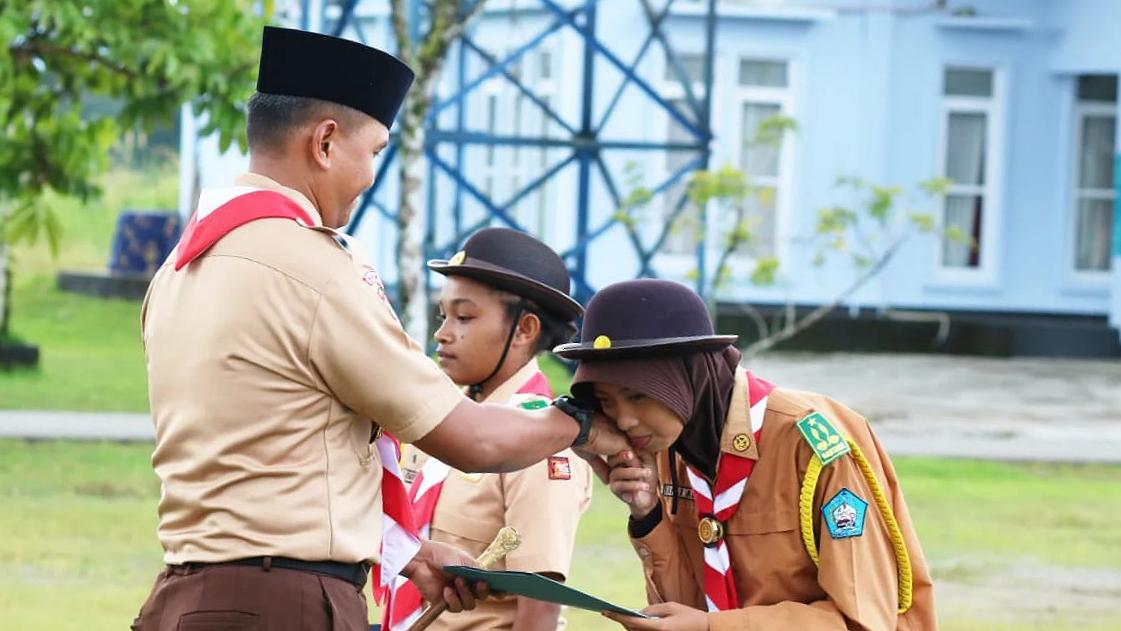 Komandan Lanud Yohanis Kapiyau Timika, Kamto Adi Saputra, menutup acara Perkemahan Jumat Sabtu Minggu (Perjusami) Safari Dirgantara, Minggu (12/5/2024). Foto: Istimewa