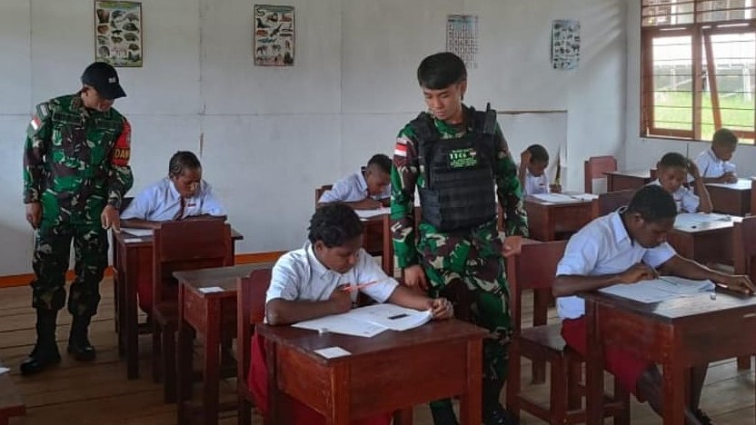 tni-ikut-awasi-pelaksanaan-ujian-sd-dan-smp-di-distrik-jila