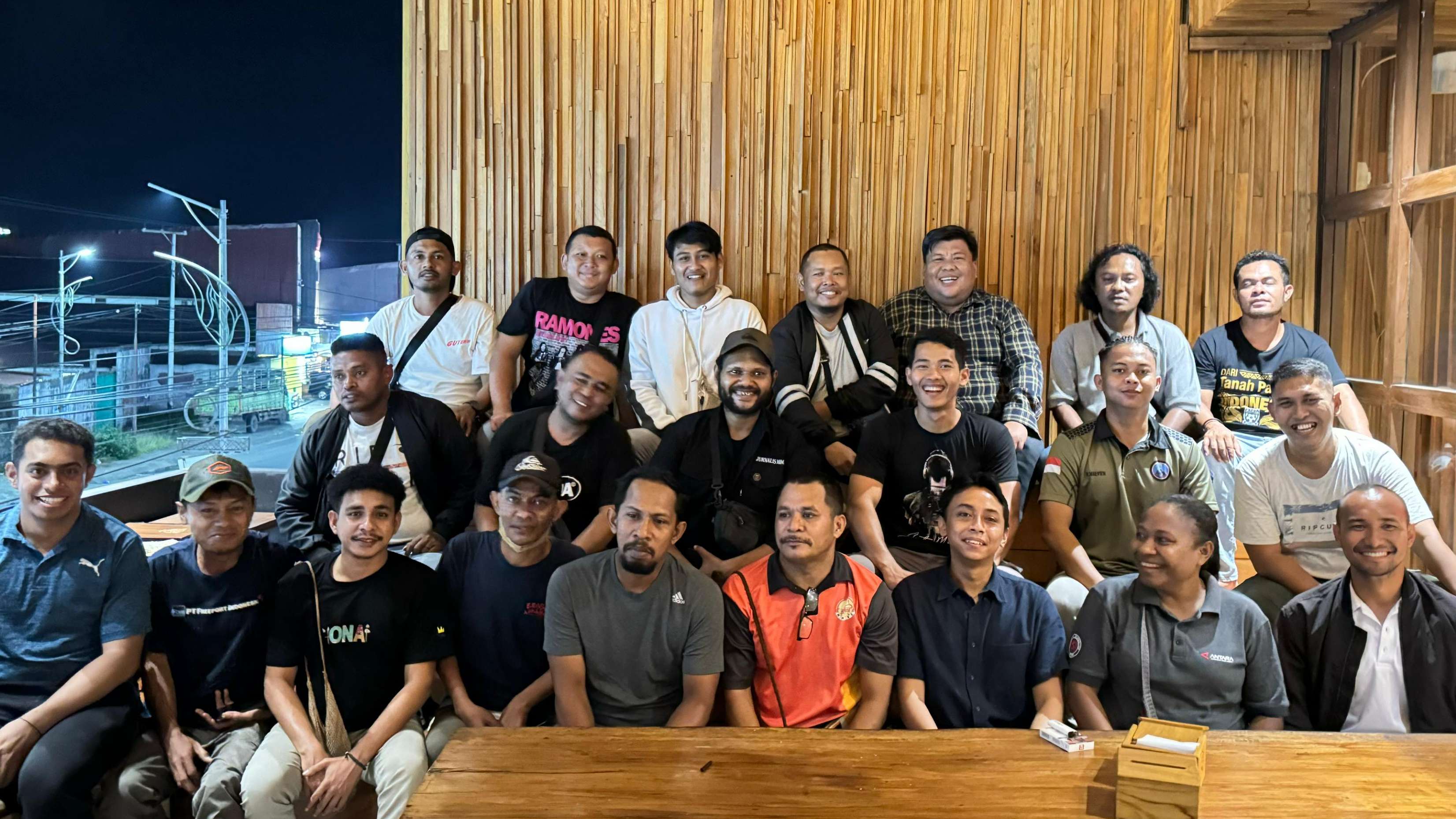 Satgas Humas Damai Cartenz  bersama awak pers di Timika. Foto: Istimewa