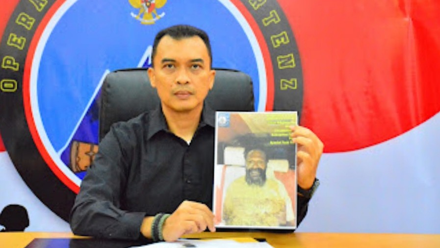 Kasatgas Humas Operasi Damai Cartenz-2024, AKBP Bayu Suseno menunjukkan foto Peni Pekei alias Petrus Pekei. Foto: Satgas Ops Damai Cartenz
