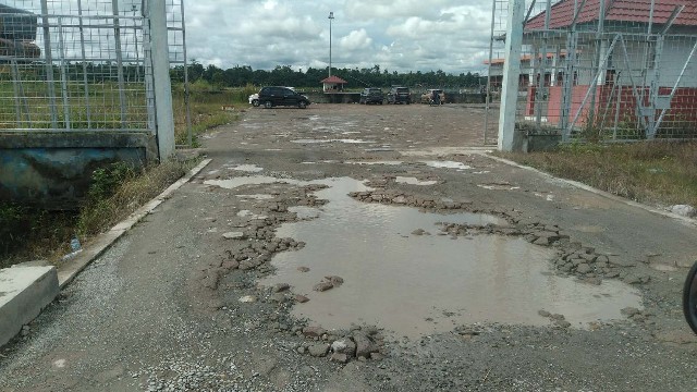 jalan-masuk-ke-cargo-bandara-mozes-kilangin-rusak