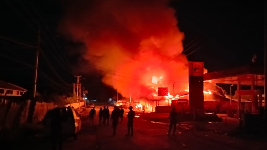 Pembakaran yang dilakukan KKB di Kampung Madi Distrik Paniai Timur, Selasa (21/5/2024). Foto: Humas Polda Papua