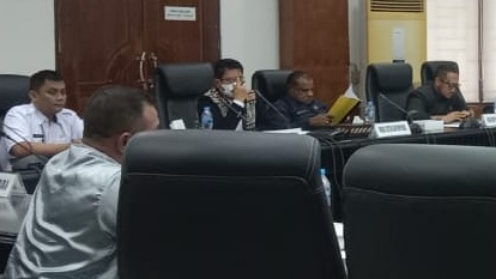 bapemperda-serahkan-4-raperda-inisiatif-dewan-ke-pemkab-mimika
