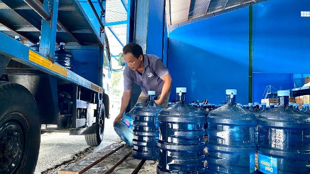 Proses pendistribusian air minum Dwi Koala Kencana. Foto: Joe Situmorang/Papua60Detik