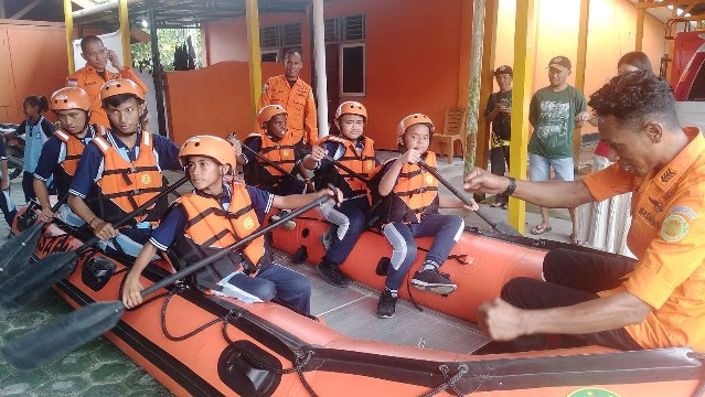 melihat-keseruan-siswa-slb-saat-mengunjungi-kantor-basarnas-mimika