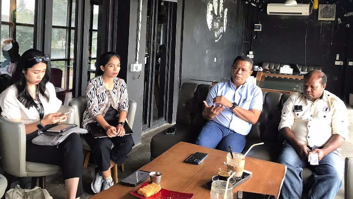 Kepala Dinas Kesehatan Mimika Reynold Ubra menjelaskan perkembangan penanganan kasus polio. Foto: Faris/ Papua60detik