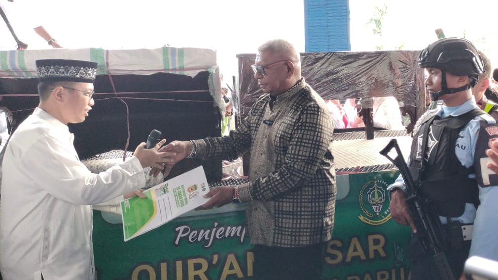 ikon-mtq-al-quran-raksasa-tiba-di-timika