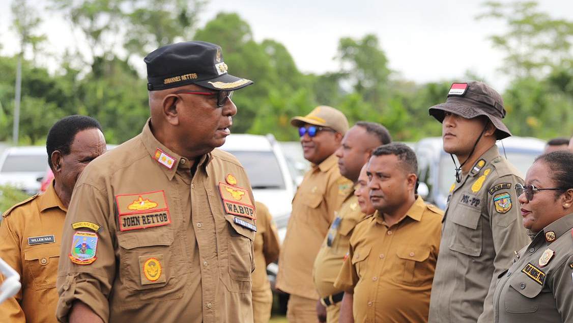 Plt Bupati Mimika Johannes Rettob saat mengecek peserta apel di Kantor Sentra Pemerintahan SP3, Senin (3/5/2024). Foto: Faris/ Papua60detik