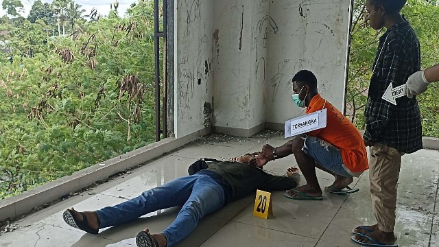 polres-mimika-rekonstruksi-ulang-pembunuhan-di-gedung-mangkrak-timika-indah